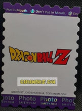 Charger l'image dans la galerie, Carte Dragon Ball Z + Polaroid First Edition V2 Part 1 n° QR-007 (2024) Kabao songoku dbz prisme foil holo cardamehdz point com